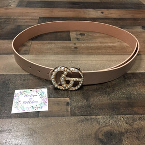 This Double Ring Belt features cream pearls on the buckle and black faux leather belt.  This plus sized belt measures 1 1/4" width and 49" length.